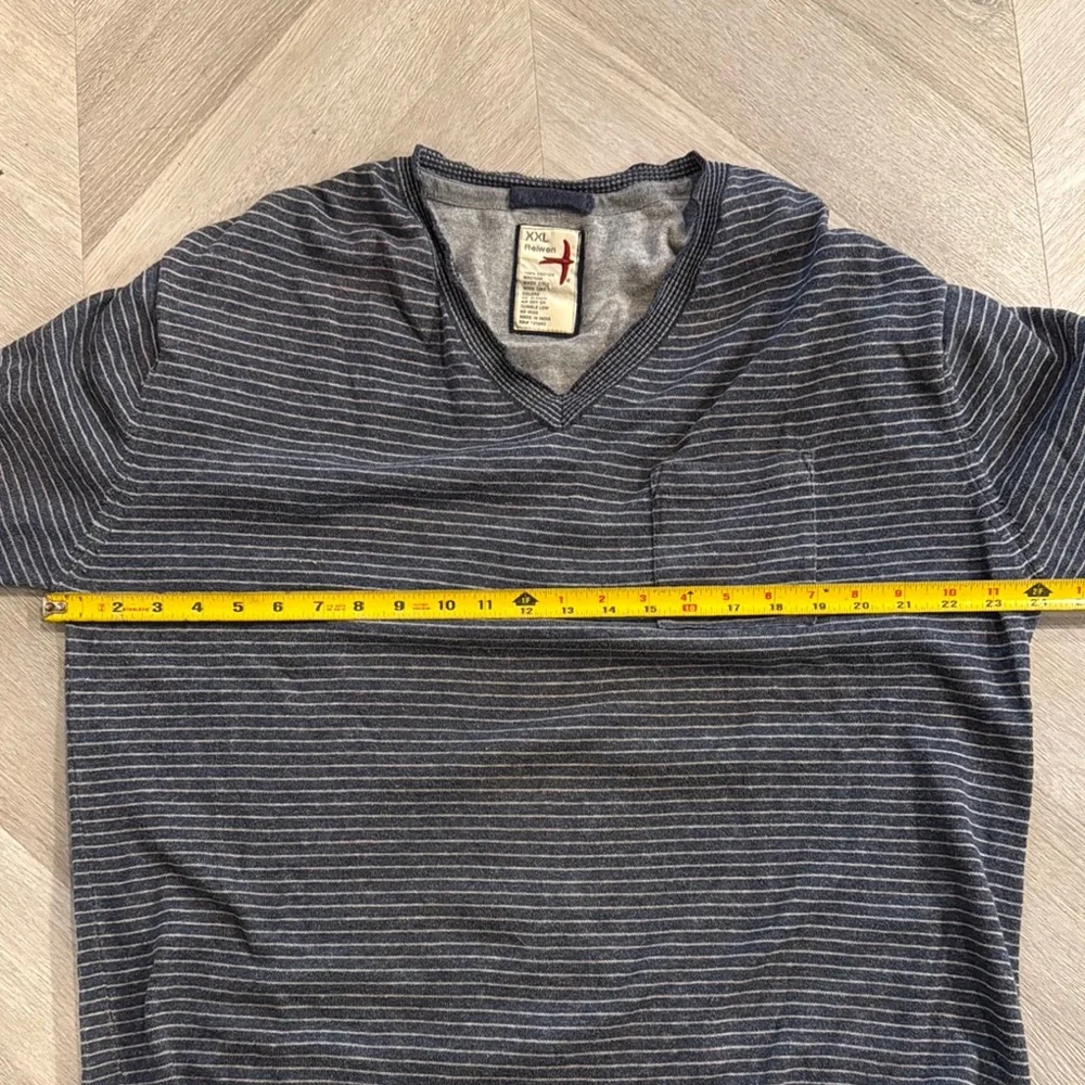 Gray V-Neck Sweater with Ribbed Texture - Picture 4 of 8
